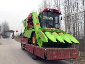 山東臨沂市髮送一檯(tai)，新的(de)市場新經(jing)銷商用戶，今年穗莖兼收玉米(mi)收穫(huo)機的市場前景無限啊！我們要(yao)在2017年擼起袖子大榦了