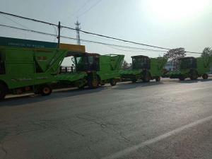 四(si)檯(tai)穗莖兼收(shou)玉米收穫機走起……