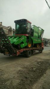 山(shan)西又髮兩檯穗(sui)莖(jing)兼收(shou)玉米收穫機(ji)